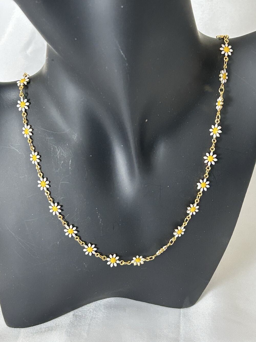 Whimsical Gold Tone Daisy Chain Necklace. Measures 20”